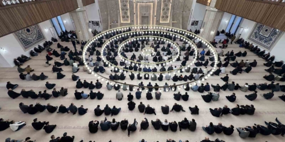 Kars’ta Bayram Namazı: Camiler Dolup Taştı