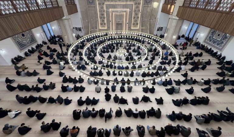 karsta-bayram-namazi-camiler-dolup-tasti-DqEkUFF4.jpg
