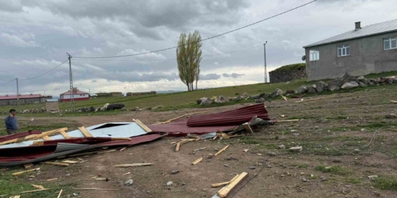 Kars’ta Fırtına Sebebiyle Çatı Havaya Uçtu