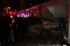 kontrolden-cikan-otomobilin-carptigi-arac-is-yerine-daldi-FFugxPLl.jpg