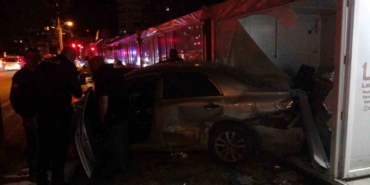kontrolden-cikan-otomobilin-carptigi-arac-is-yerine-daldi-FFugxPLl.jpg