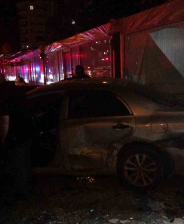 kontrolden-cikan-otomobilin-carptigi-arac-is-yerine-daldi-FFugxPLl.jpg