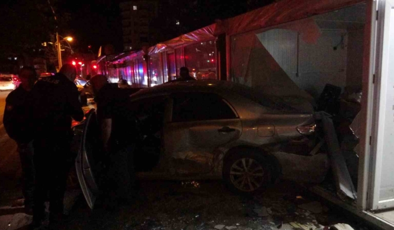 kontrolden-cikan-otomobilin-carptigi-arac-is-yerine-daldi-FFugxPLl.jpg