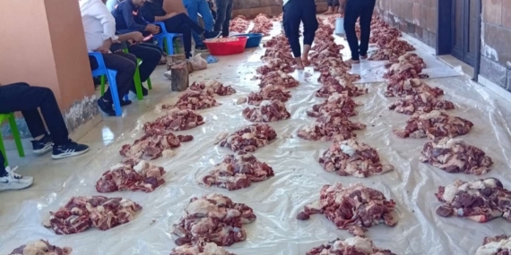 Mardin’de İmece ile Kesilen 1 Ton Kurban Eti 100 Aileye Dağıtıldı