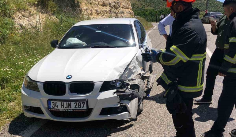 mardinde-trafik-kazasi-5-kisi-yaralandi-chWe4RUn.jpg