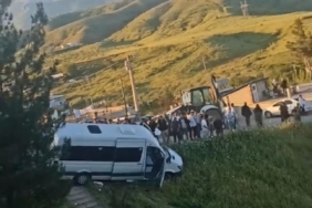 mezarlik-ziyareti-sonrasi-facianin-esiginden-donuldu-freni-patlayan-minibus-sarampole-yuvarlanmaktan-kurtuldu-IgDUkzWd.jpg