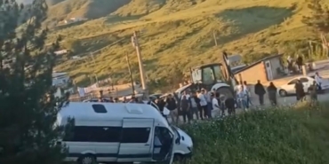 mezarlik-ziyareti-sonrasi-facianin-esiginden-donuldu-freni-patlayan-minibus-sarampole-yuvarlanmaktan-kurtuldu-IgDUkzWd.jpg