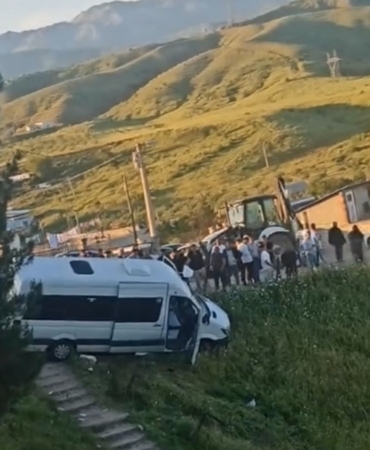 mezarlik-ziyareti-sonrasi-facianin-esiginden-donuldu-freni-patlayan-minibus-sarampole-yuvarlanmaktan-kurtuldu-IgDUkzWd.jpg