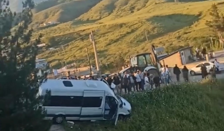 mezarlik-ziyareti-sonrasi-facianin-esiginden-donuldu-freni-patlayan-minibus-sarampole-yuvarlanmaktan-kurtuldu-IgDUkzWd.jpg
