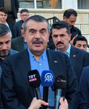 milli-egitim-bakani-yusuf-tekinin-uzunderedeki-bayram-namazi-Why8FZEq.jpg