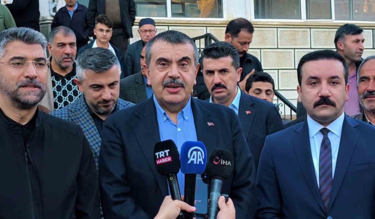 milli-egitim-bakani-yusuf-tekinin-uzunderedeki-bayram-namazi-Why8FZEq.jpg