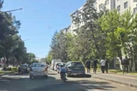 motosiklet-kullanirken-uzanarak-tehlike-sacti-OiAI1GYK.jpg