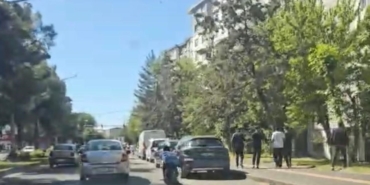 motosiklet-kullanirken-uzanarak-tehlike-sacti-OiAI1GYK.jpg