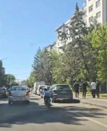 motosiklet-kullanirken-uzanarak-tehlike-sacti-OiAI1GYK.jpg