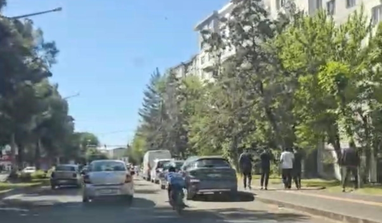 motosiklet-kullanirken-uzanarak-tehlike-sacti-OiAI1GYK.jpg