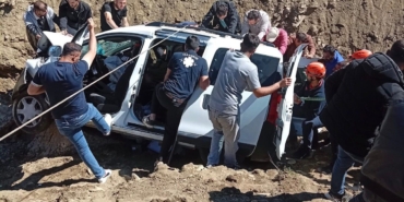 musta-caya-dusen-otomobilde-yaralanan-kisi-Q3KAhdRp.jpg