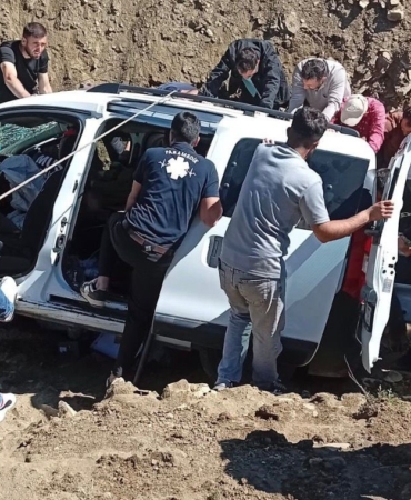 musta-caya-dusen-otomobilde-yaralanan-kisi-Q3KAhdRp.jpg