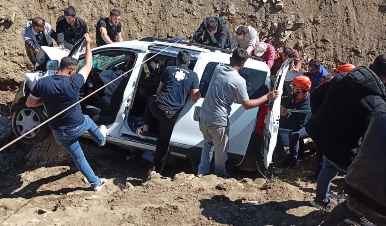 musta-caya-dusen-otomobilde-yaralanan-kisi-Q3KAhdRp.jpg
