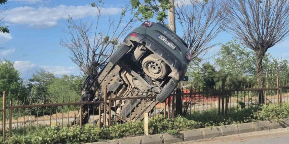 Muş’ta Takla Atan Araç Refüjdeki Demirlere Saplandı: 1 Yaralı!
