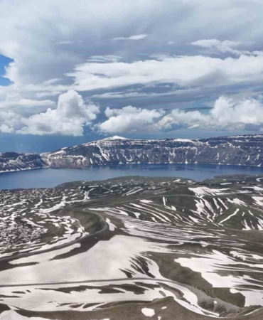 nemrut-kraterinde-iki-mevsim-bir-arada-havadan-essiz-manzaralar-leUOEdhL.jpg