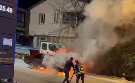 Oltu’da Yangın Paniği: Araç Alev Alev Yandı