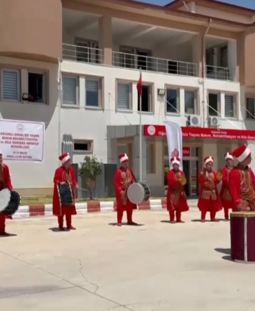 ozel-bireylerden-olusan-mehteran-takiminin-essiz-performansi-PLrvRMnp.jpg