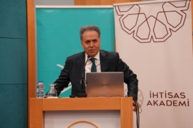 rektor-akpolattan-dijital-cagda-universitelerin-gelecegine-dair-ongoruler-xLAncp6e.jpg