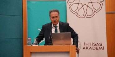 rektor-akpolattan-dijital-cagda-universitelerin-gelecegine-dair-ongoruler-xLAncp6e.jpg