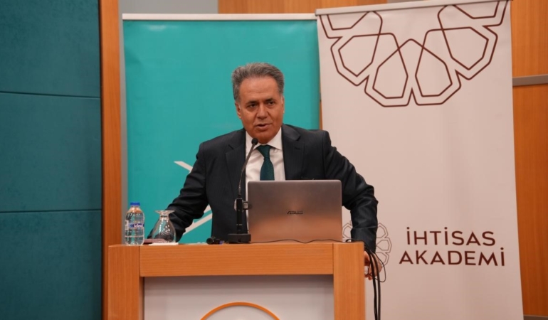 rektor-akpolattan-dijital-cagda-universitelerin-gelecegine-dair-ongoruler-xLAncp6e.jpg