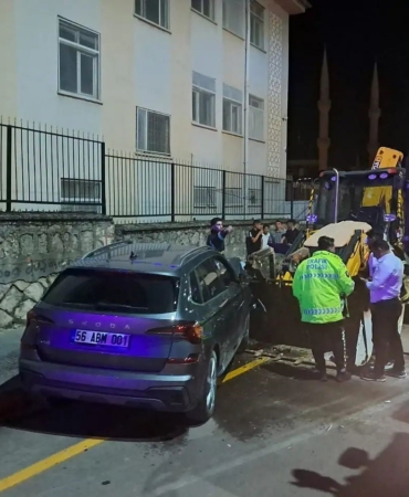 siirtte-otomobil-ve-kepce-carpisti-5-yarali-1UuWdbWH.jpg