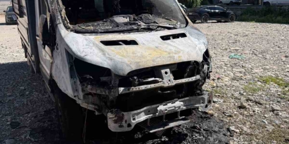Siirt’te Park Halindeki Kamyonet Alev Alev Yandı