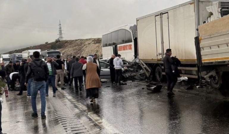 tag-otoyolunda-zincirleme-trafik-kazasi-5-yaralidan-1i-agir-NexmTE9s.jpg