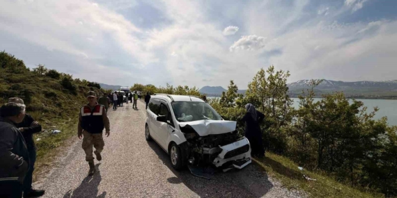 Tatvan’da Otomobil ve Kamyonet Çarpıştı: 6 Kişi Yaralandı