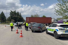 tirin-arkadan-carptigi-otomobil-kazasinda-1-kisi-hayatini-kaybetti-4-yarali-443h7dXi.jpg