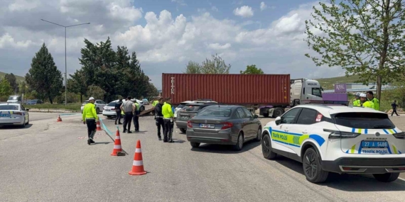 Tırın Arkadan Çarptığı Otomobil Kazasında 1 Kişi Hayatını Kaybetti, 4 Yaralı