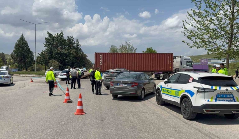 tirin-arkadan-carptigi-otomobil-kazasinda-1-kisi-hayatini-kaybetti-4-yarali-443h7dXi.jpg