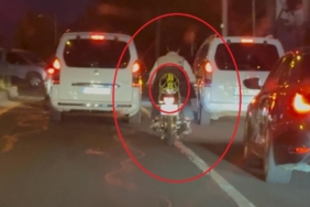trafikte-kaski-basina-takmayip-arkaya-baglayan-motosiklet-surucusu-sNhSAdDz.jpg
