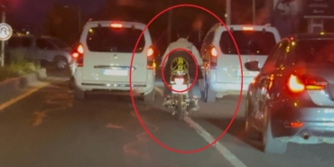 trafikte-kaski-basina-takmayip-arkaya-baglayan-motosiklet-surucusu-sNhSAdDz.jpg