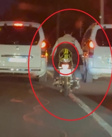 trafikte-kaski-basina-takmayip-arkaya-baglayan-motosiklet-surucusu-sNhSAdDz.jpg