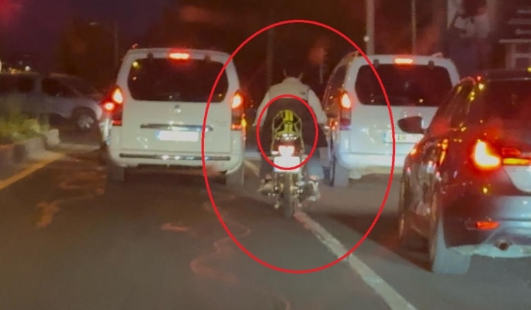 trafikte-kaski-basina-takmayip-arkaya-baglayan-motosiklet-surucusu-sNhSAdDz.jpg
