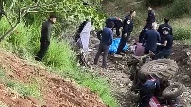 uzucu-kaza-devrilen-traktorun-surucusu-hayatini-kaybetti-n6f2HERO.jpg