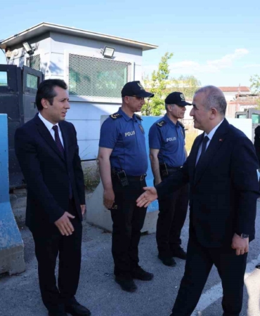 vali-hatipoglu-bayramda-gorevdeki-personellerle-bulustu-DRxaqD76.jpg