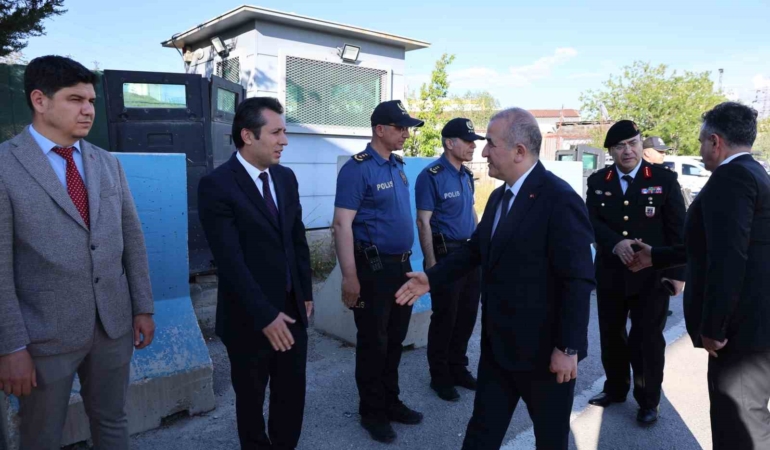 vali-hatipoglu-bayramda-gorevdeki-personellerle-bulustu-DRxaqD76.jpg