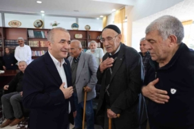 vali-hatipoglu-huzurevi-sakinleriyle-bulustu-JdU86xn3.jpg