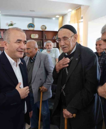 vali-hatipoglu-huzurevi-sakinleriyle-bulustu-JdU86xn3.jpg