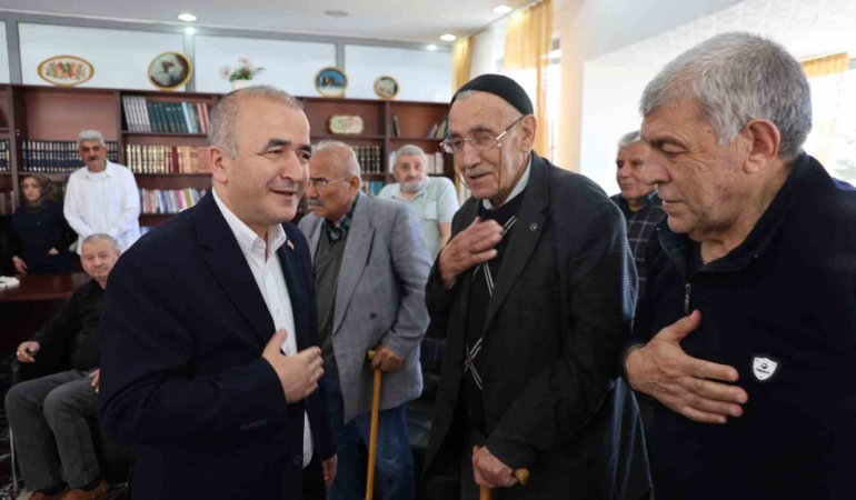 vali-hatipoglu-huzurevi-sakinleriyle-bulustu-JdU86xn3.jpg