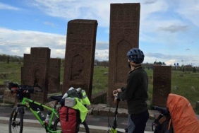 van-golu-etrafinda-iki-ogretmenle-423-kilometrelik-bisiklet-macerasi-PekPAVmC.jpg
