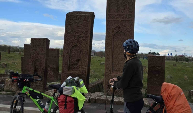 van-golu-etrafinda-iki-ogretmenle-423-kilometrelik-bisiklet-macerasi-PekPAVmC.jpg