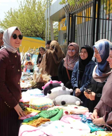 yil-boyunca-hazirlanan-el-emegi-urunleri-universite-ogrencilerinin-yetenekleri-sergilendi-T3DKEGNX.jpg