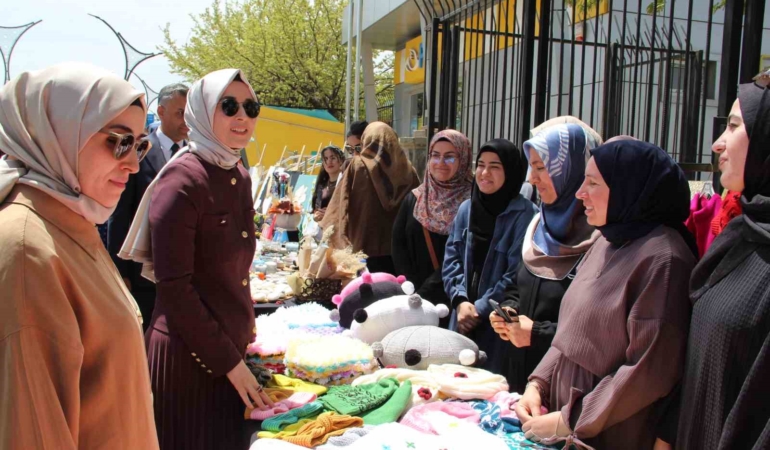 yil-boyunca-hazirlanan-el-emegi-urunleri-universite-ogrencilerinin-yetenekleri-sergilendi-T3DKEGNX.jpg
